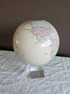 lot 149 image: Floating Desk Globe