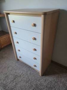 lot 104 image: Funky Blonde 5-Drawer Dresser