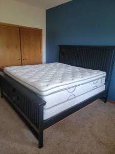 lot 103 image: Sophisticated Queen Sixe Bed Set - Jet Black Slatted