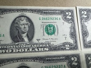lot 100 image: Ten Sequential Two Dollar Bills