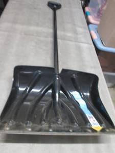 lot 228 image: Suncast 18 inch Combo Snow ShovelP...