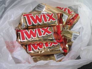 lot 394 image: 12- 1.79 oz Twix...