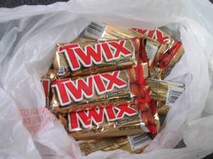 lot 395 image: 12- 1.79 oz Twix...