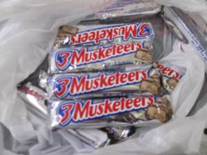 lot 398 image: 12- 1.92 oz 3 Musketeers Bars...