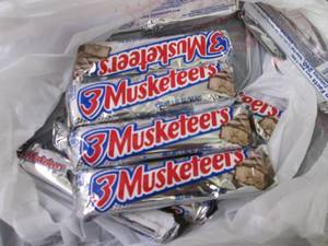 lot 399 image: 12- 1.92 oz 3 Musketeers Bars...