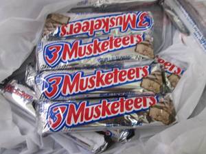 lot 400 image: 12- 1.92 oz 3 Musketeers Bars...