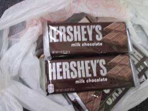 lot 406 image: 12- 1.55 oz Hersheys Bars...