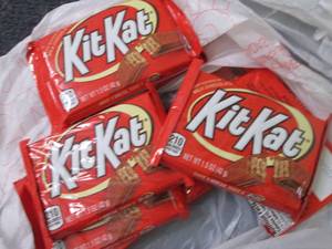 lot 409 image: 12- 1.5 oz KitKat Bars...