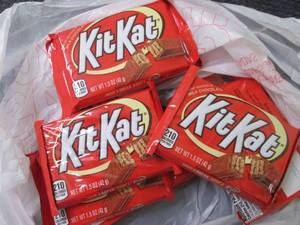 lot 410 image: 12- 1.5 oz KitKat Bars...