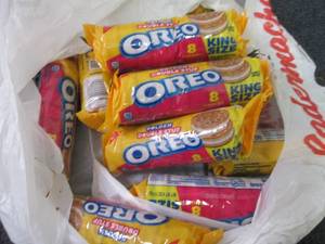 lot 302 image: 12- 4 oz Oreo Golden Double Stuf...