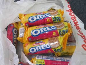 lot 303 image: 12- 4 oz Oreo Golden Double Stuf...