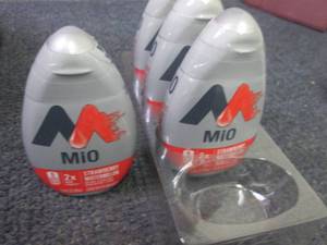 lot 421 image: 4- 3.24 oz Mio Strawberry Watermelo...