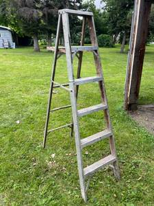 lot 22 image: Aluminum Step Ladder