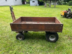 lot 26 image: Heavy Duty Lawn Wagon