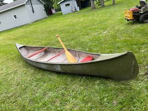 lot 29 image: 16 Fiberglass Canoe & Oars