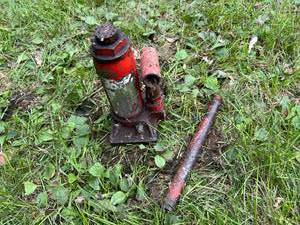 lot 31 image: 3 Ton Hydraulic Jack