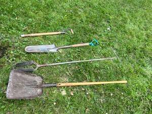 lot 33 image: Long Handle Tools