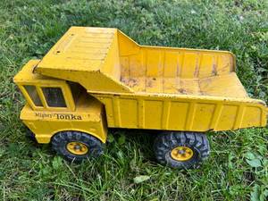 lot 63 image: Tonka Dump Truck