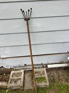 lot 65 image: Long Handle Garden Tool