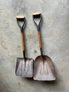 lot 84 image: Shovels
