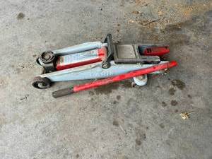 lot 104 image: Hydraulic Floor Jack