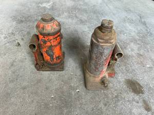 lot 110 image: Hydraulic Jacks