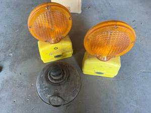 lot 125 image: Safety Lights & Lantern