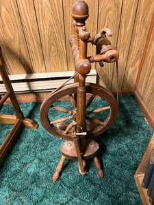 lot 1 image: Antique Spinning Wheel