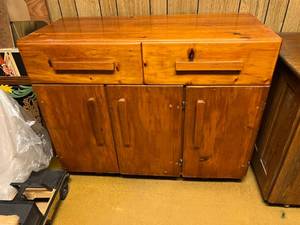 lot 5 image: Vintage Dresser