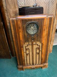 lot 2 image: Zenith Upright Radio with Silvertone Record Player
