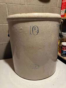 lot 146 image: 10 Gallon Red Wing Crock