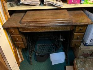 lot 148 image: Vintage Singer Sewing Machine