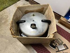 lot 164 image: 16 Quart Pressure Cooker-Canner