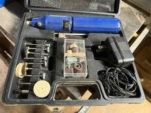 lot 206 image: Mini Grinder Set