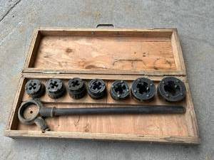 lot 228 image: Pipe Thread Kit