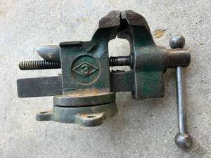 lot 253 image: Bench Vise