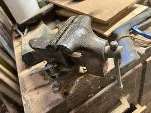 lot 262 image: Bench Vise
