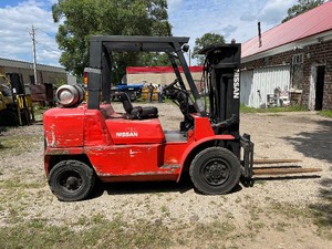 lot 6 image: Nissan 7000 lb LP Forklift