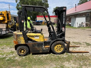lot 7 image: Daewoo 4000 lb Diesel Forklift