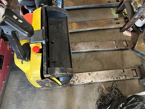 lot 18 image: Hyster Electric Pallet Jack