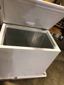 Magic Chef 7.0 cu. ft. Chest Freezer in White   Customer Returns See Pictures