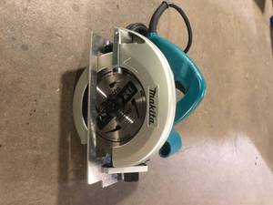 Makita 7-14 in. 15 Amp Corded Circular Saw with Dust Port 2 LED Lights 24T Carbide Blade   Customer Returns See Pictures