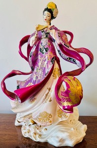 lot 102 image: Franklin Mint The Dragon Kings Daughter Porcelain Figurine