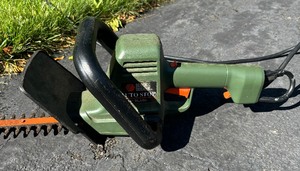 lot 153 image: Black & Decker HT 400 Auto Stop Trimmer