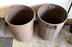 lot 160 image: Two Rubbermaid 20 Gallon Trash Cans with One Lid