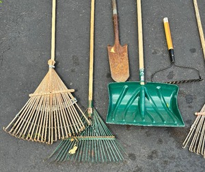 lot 170 image: Long Handled Tool Lot