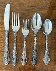 lot 187 image: Vintage Lifetime Cutlery Flatware Grouping