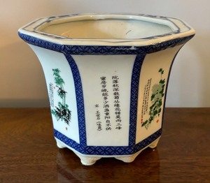 lot 189 image: Amazing Asian Style Planter with Under Plate