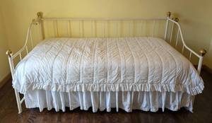 lot 33 image: Adorable White Metal Daybed