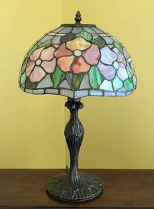 lot 36 image: Floral Stained Glass Table Lamp